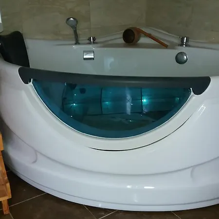 Lucy Къща за гости